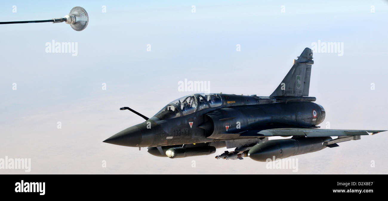 Une armée de l'air Mirage 2000 de l'US Air Force s'approche d'un KC-135 Stratotanker pour faire le plein au cours d'une mission au Mali le 2 février 2013 sur l'Afrique. Les équipages de navires-citernes nous mènent des missions de ravitaillement en carburant à l'appui des opérations françaises au Mali. Banque D'Images