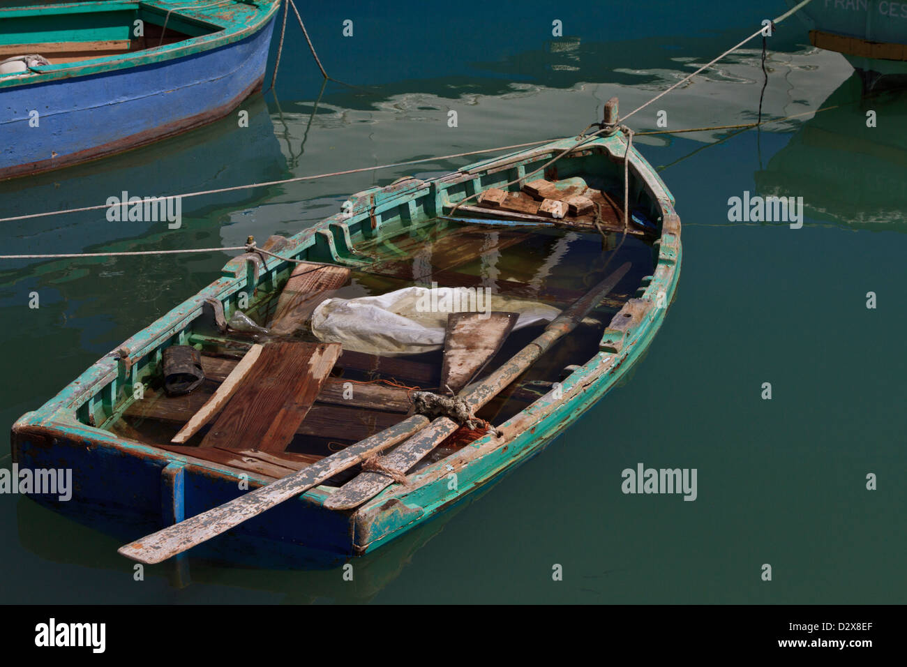 Bateau à rames en bois abandonnés dans le port de Marsaxlokk, Malte Banque D'Images