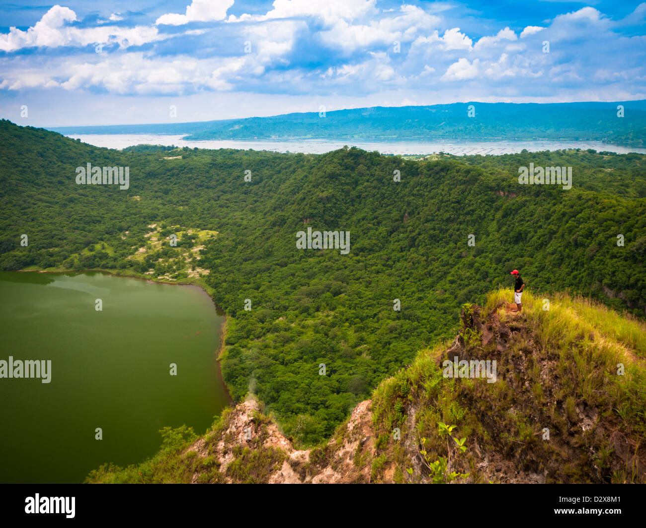 L'émission de vapeur surplombe l'homme fumerole ci-dessus, le lac du cratère du volcan Taal Aux Philippines, l'un des volcans les plus actifs. Banque D'Images