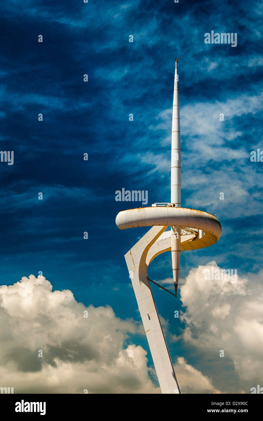 Tower Against Blue Sky Banque D'Images