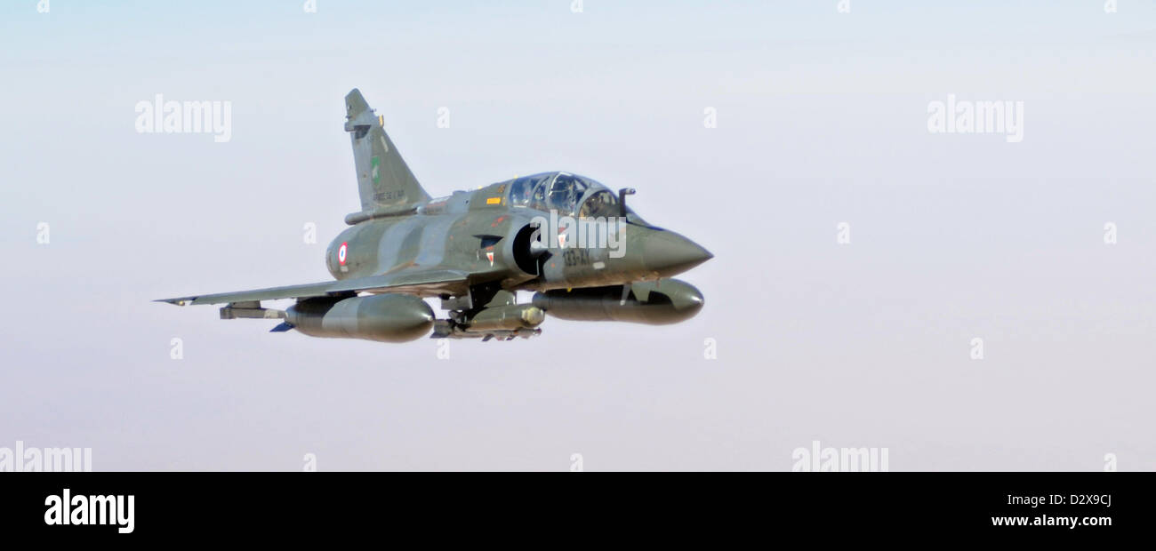 Une armée de l'air Mirage 2000 de l'US Air Force s'approche d'un KC-135 Stratotanker pour faire le plein au cours d'une mission au Mali le 2 février 2013 sur l'Afrique. Les équipages de navires-citernes nous mènent des missions de ravitaillement en carburant à l'appui des opérations françaises au Mali. Banque D'Images