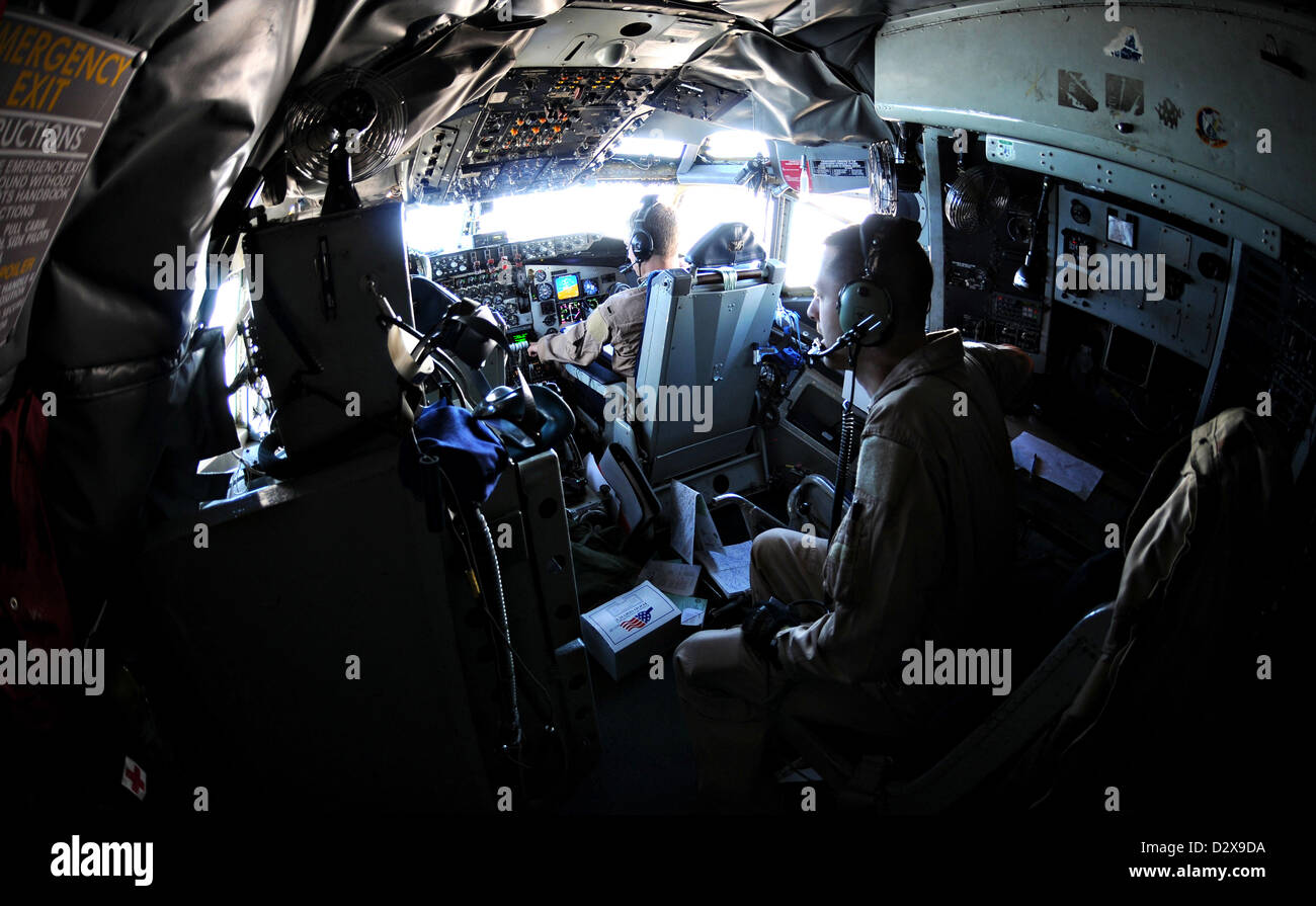L'équipage de l'US Air Force à partir de la 100e Escadre de ravitaillement en vol, RAF Mildenhall, Angleterre position pour ravitailler une armée de l'air Mirage 2000 lors d'une mission au Mali le 2 février 2013 sur l'Afrique. Les équipages de navires-citernes nous mènent des missions de ravitaillement en carburant à l'appui des opérations françaises au Mali. Banque D'Images