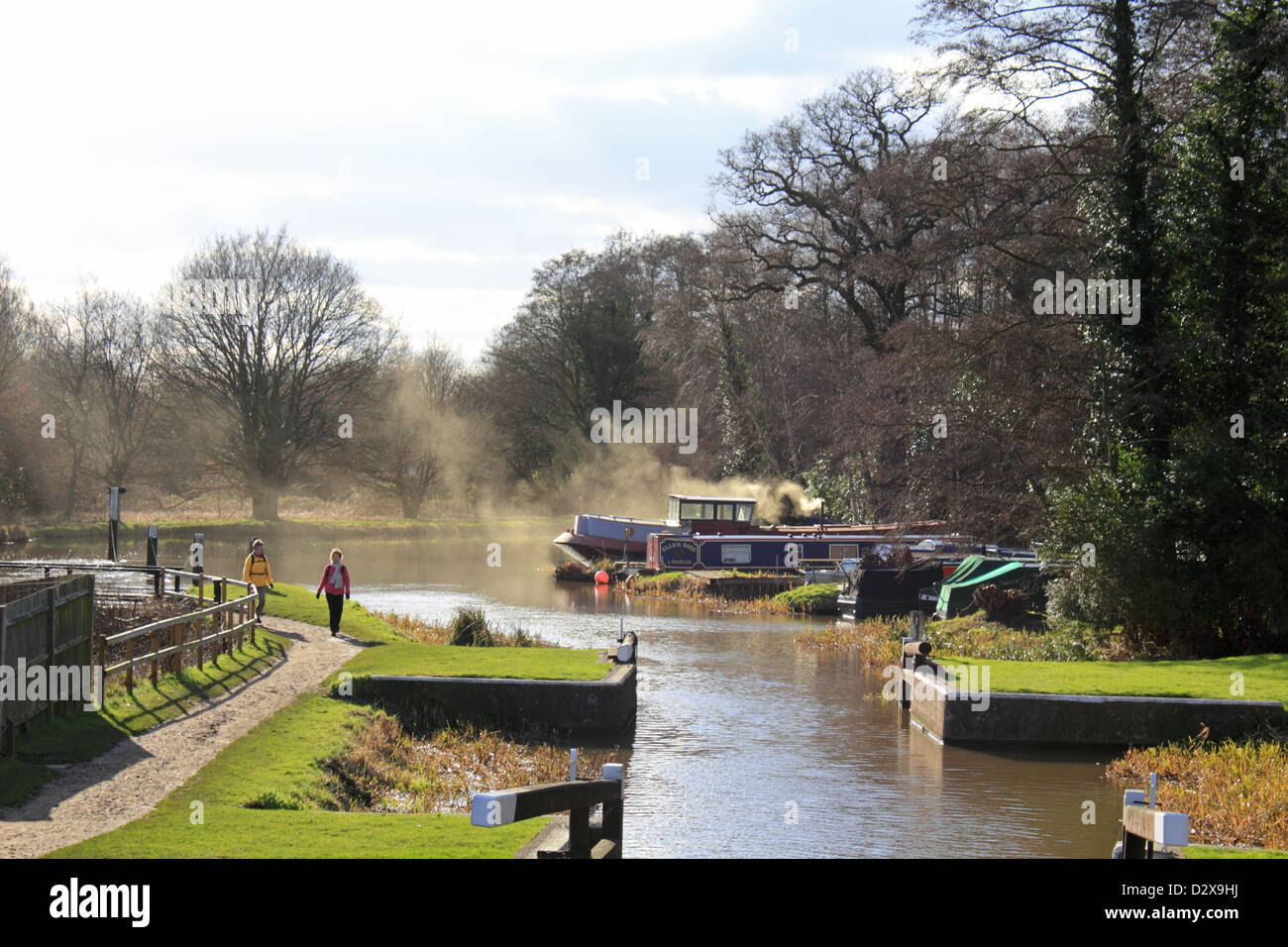 Le chemin de halage près de Walsham verrou sur la voie navigable Wey Canal près de Ripley, Surrey England UK Banque D'Images