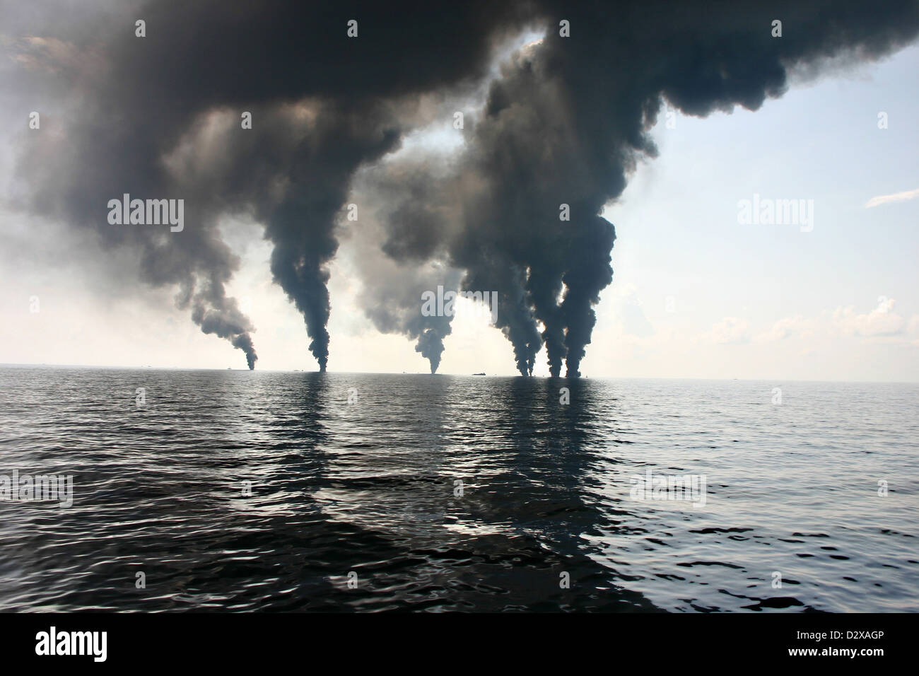 Vue d'une surface de combustion contrôlée huile recueillies pour la marée noire de Deepwater Horizon dans le cadre de l'opération de nettoyage et de confinement, le 18 juin 2012 dans le golfe du Mexique. Banque D'Images