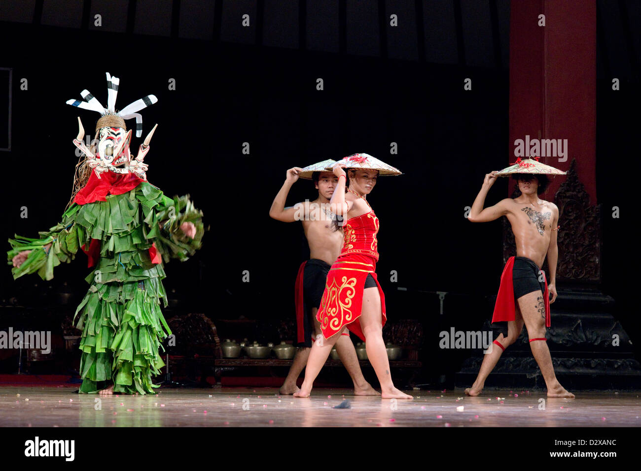 Une troupe de danse javanaise exécuter une danse contemporaine en solo (Surakarta), Java, Indonésie Banque D'Images