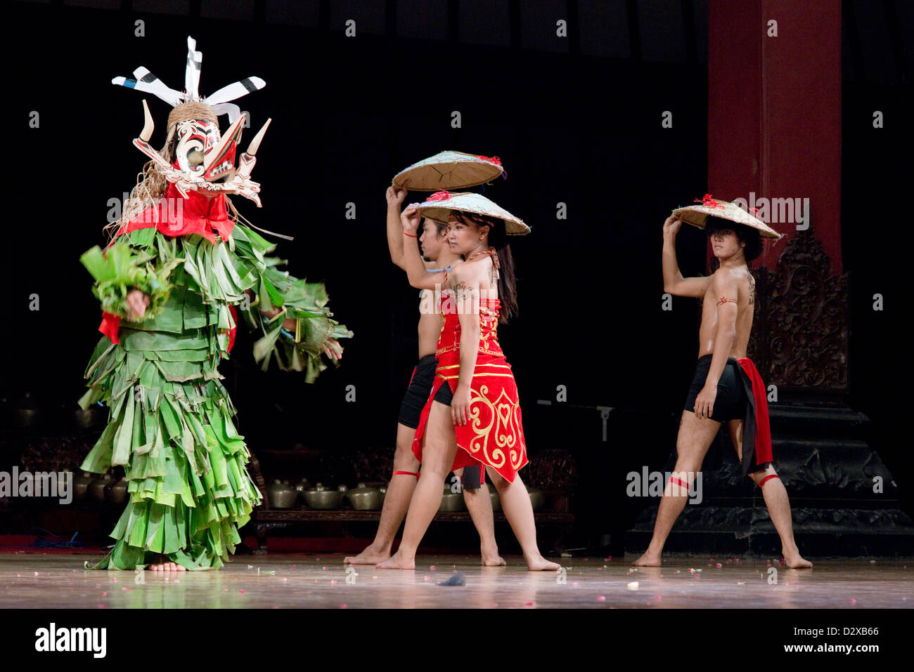 Une troupe de danse javanaise exécuter une danse contemporaine en solo (Surakarta), Java, Indonésie Banque D'Images