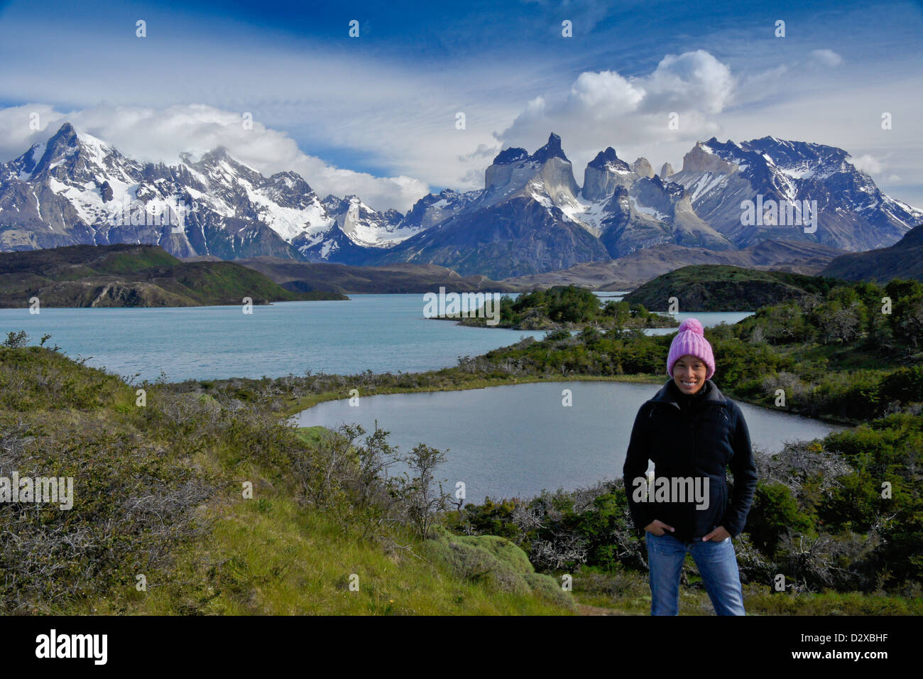 Femme en face du Lago Pehoe, Los Cuernos, et Paine Grande, Parc National Torres del Paine, Patagonie, Chili Banque D'Images