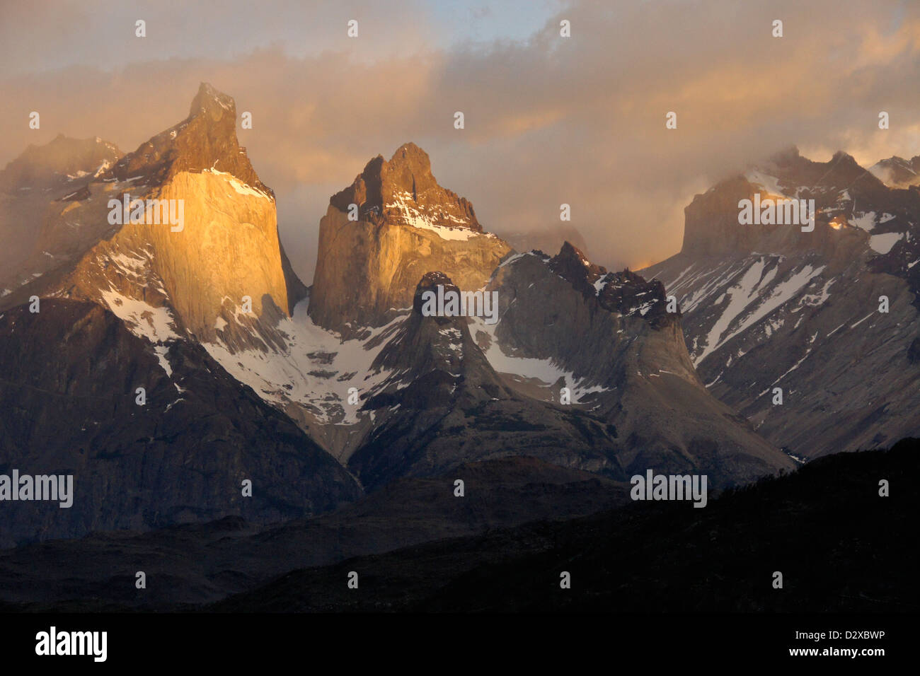 Lever de soleil sur Los Cuernos, Parc National Torres del Paine, Patagonie, Chili Banque D'Images