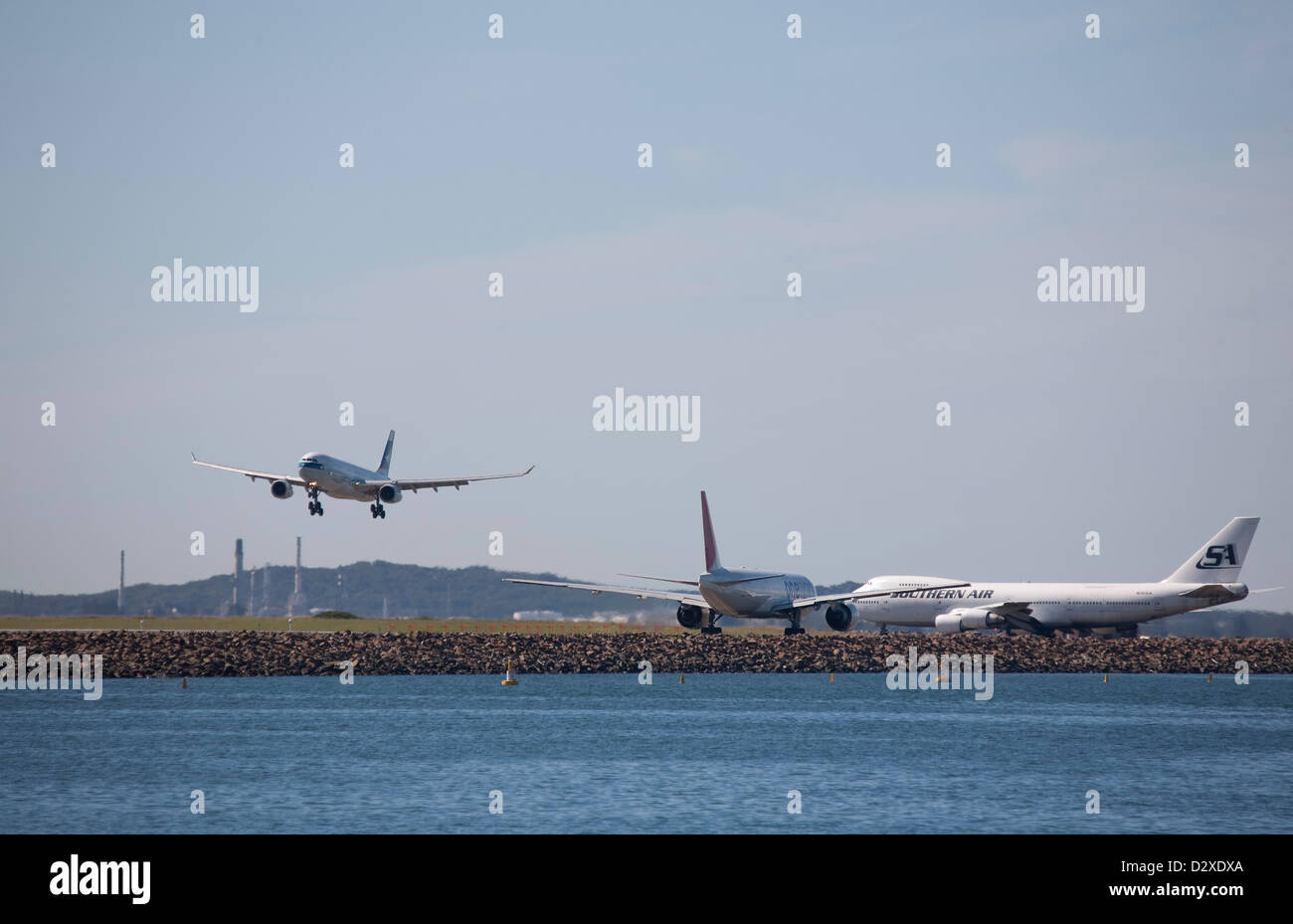 Deux avions à réaction commerciaux de passagers en attente pour un autre jet d'approches à l'atterrissage à l'aéroport occupé Banque D'Images