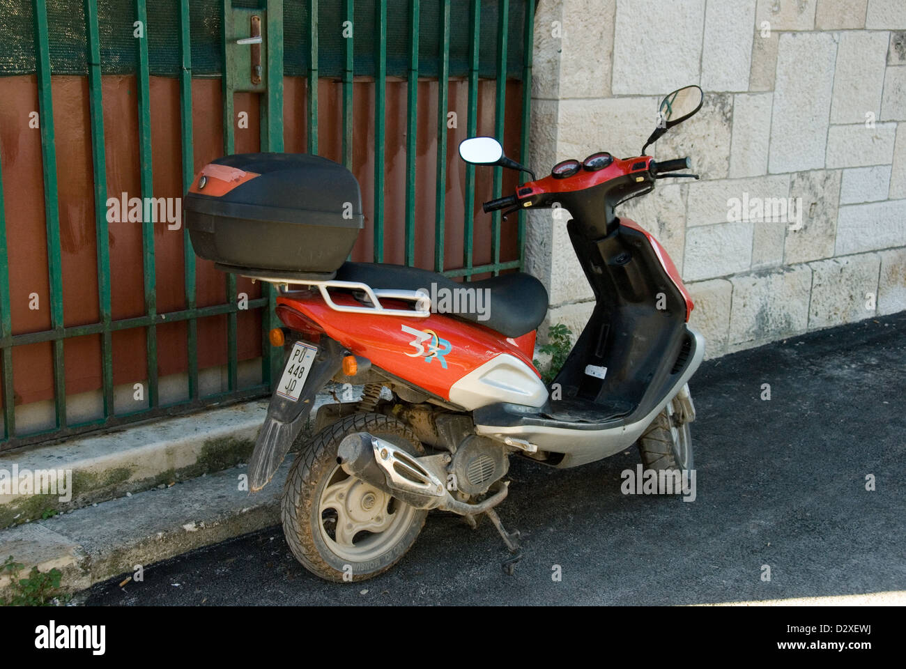 Scooter dans les rues de Pula Croatie Europe. Banque D'Images