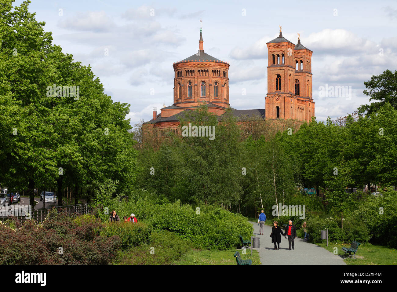 Berlin, Allemagne, les piétons marchant dans un parc, derrière l'église Saint-Thomas Banque D'Images