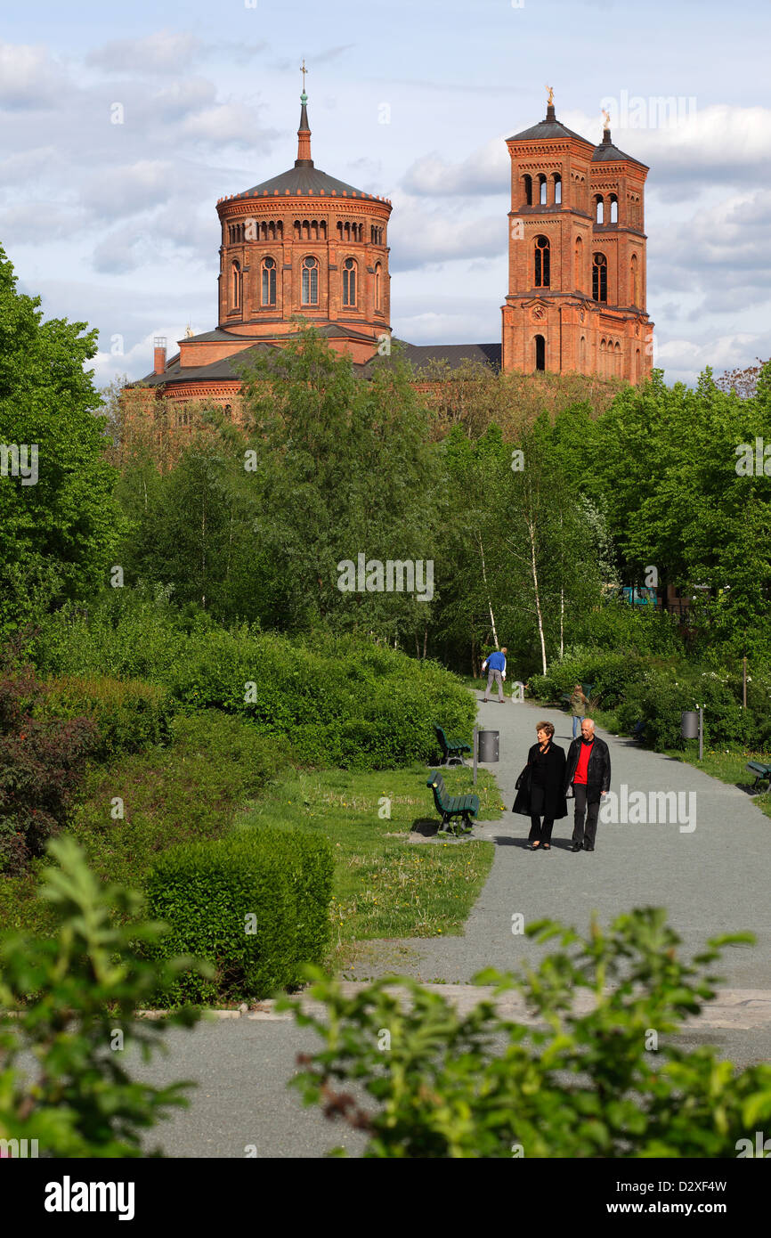 Berlin, Allemagne, les piétons marchant dans un parc, derrière l'église Saint-Thomas Banque D'Images