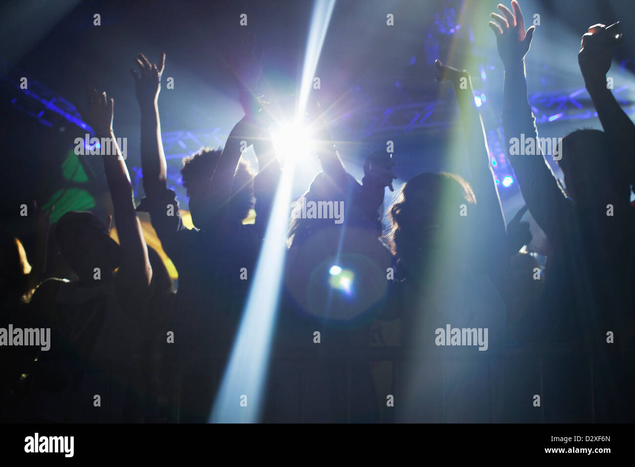 Pleins feux sur foule dansant sur plancher de danse Banque D'Images