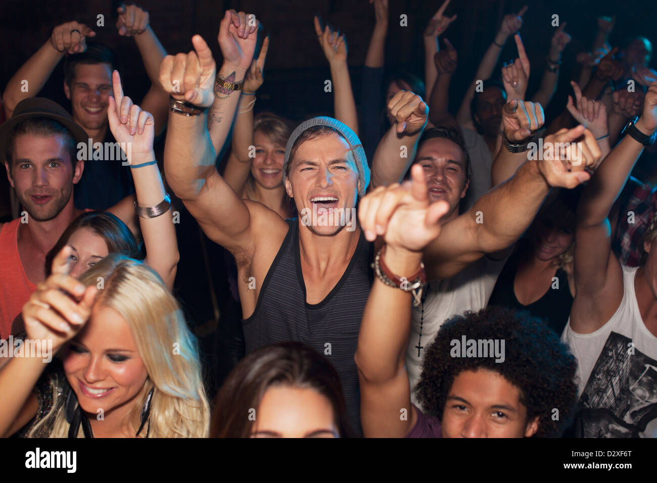 Homme enthousiaste acclamant en foule au concert Banque D'Images