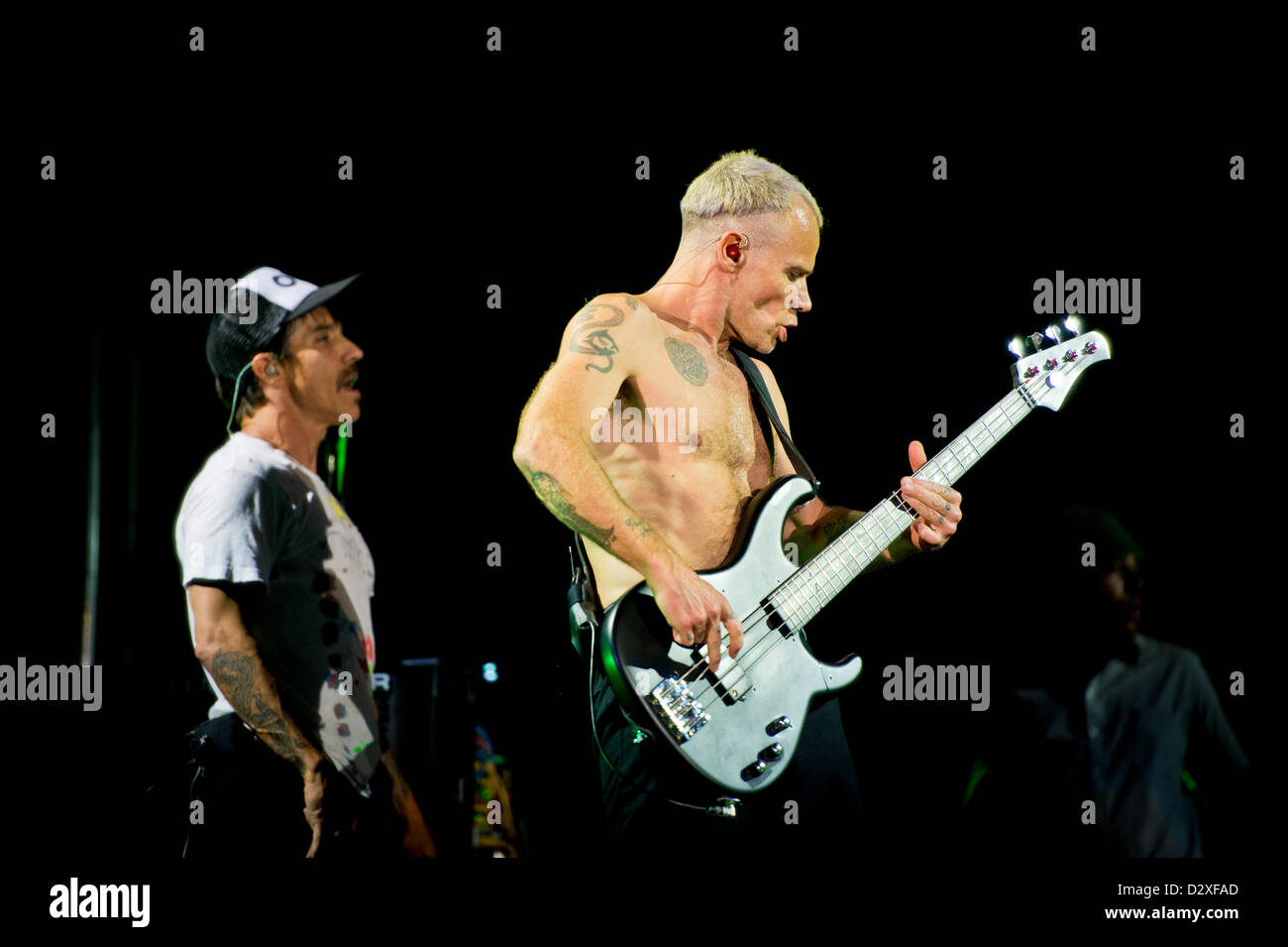 SOWETO, AFRIQUE DU SUD : Les Red Hot Chili Peppers en concert le 2 février 2013 à la FNB Stadium de Soweto, Afrique du Sud. C'est la première fois que le groupe a tourné en Afrique du Sud. Ils présenteront au Cap le 5 février 2013. (Photo par Gallo Images / Cornel van Heerden) Banque D'Images