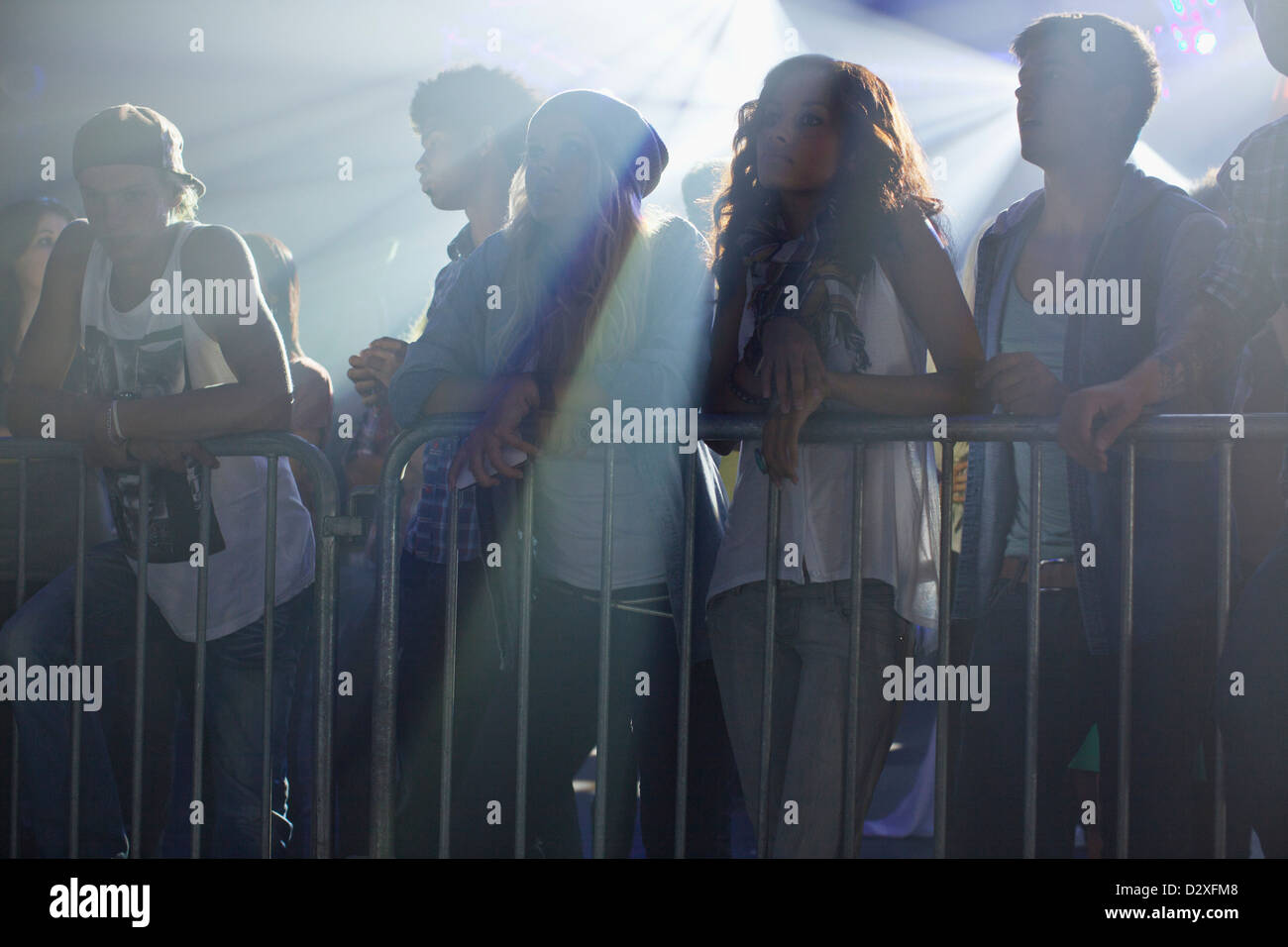 Foule au concert leaning on railing Banque D'Images