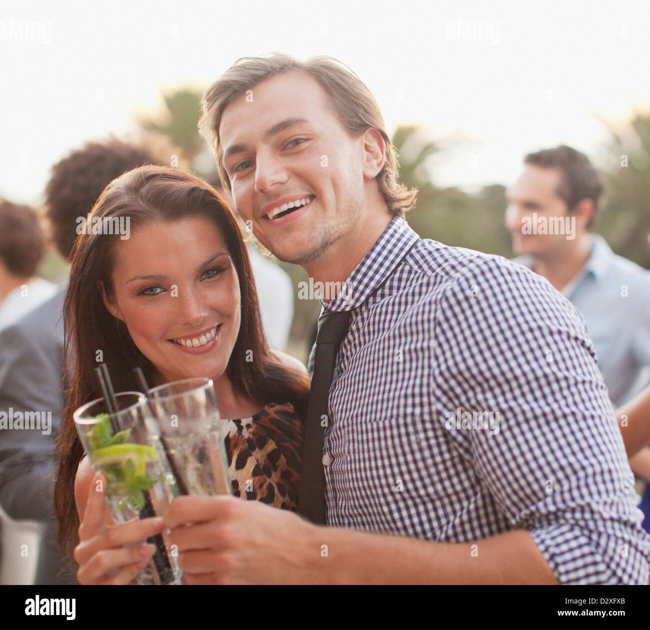 Close up portrait of smiling couple drinking cocktails Banque D'Images