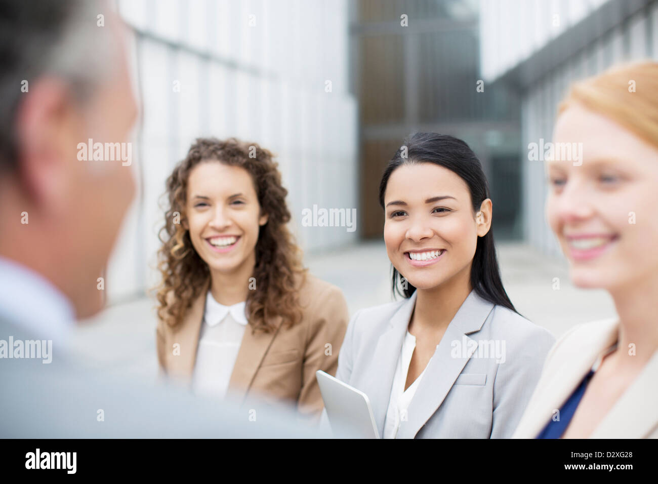 Smiling business people talking Banque D'Images