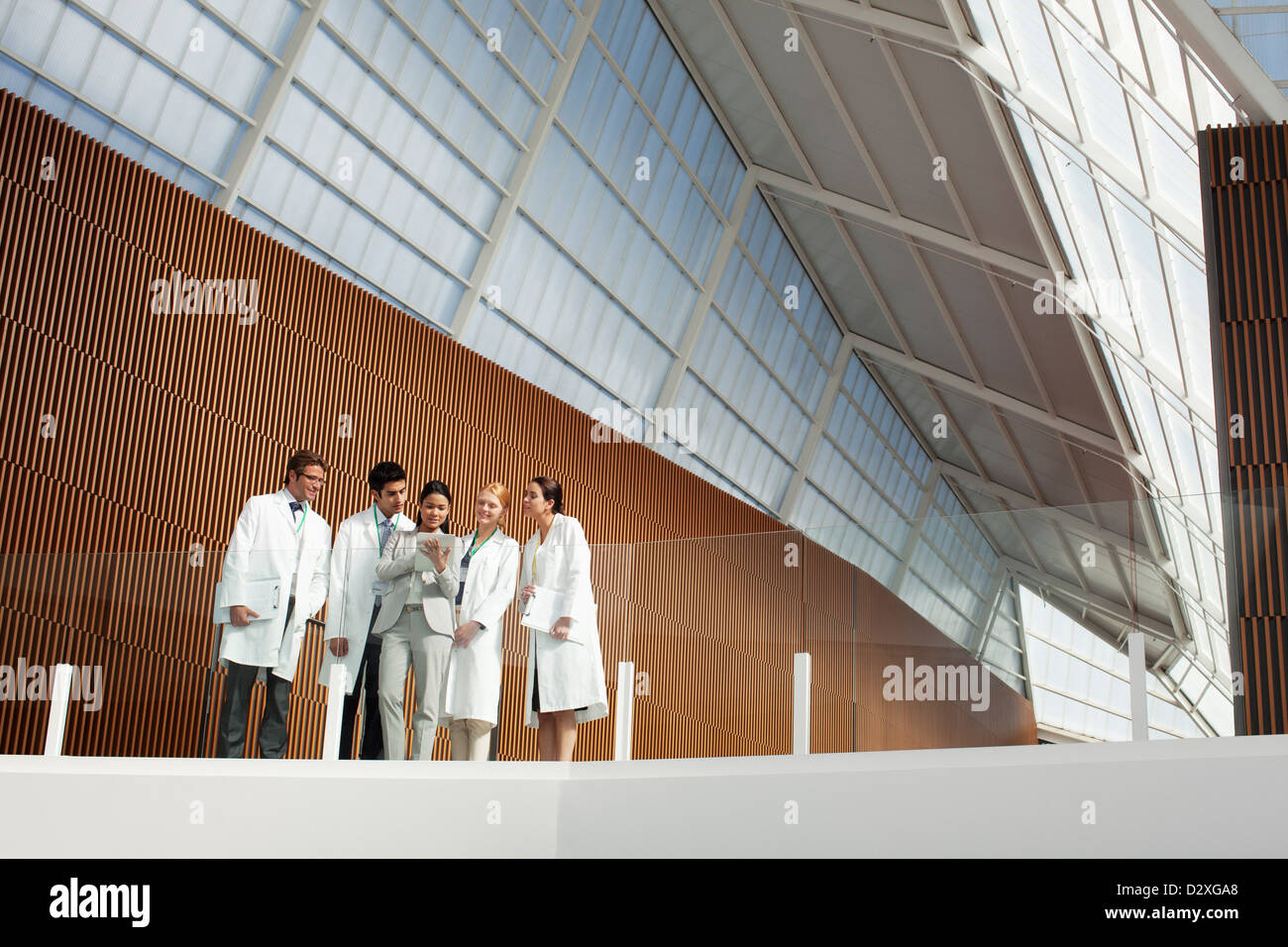 Les médecins et businesswoman using digital tablet sur balcon moderne Banque D'Images