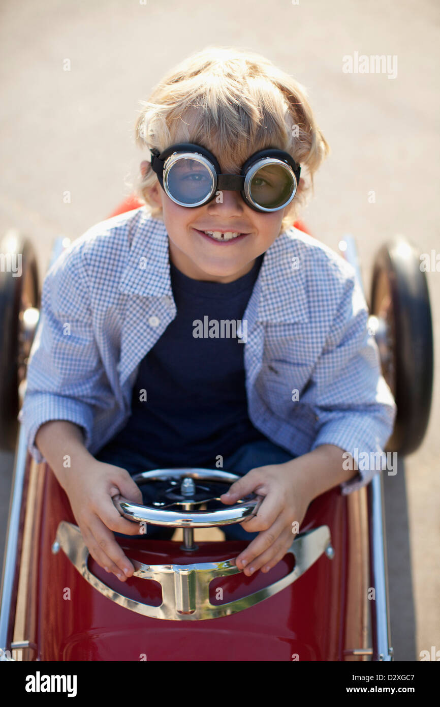 Garçon portant ces lunettes dans go cart Banque D'Images