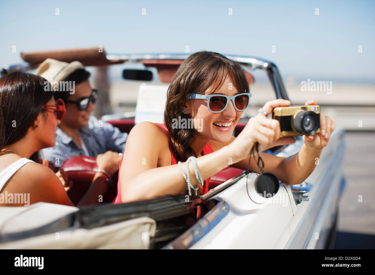 Smiling woman taking picture des Banque D'Images