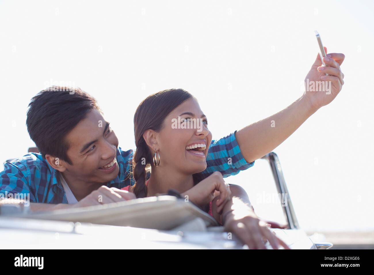 Smiling couple prendre photo d'eux-mêmes Banque D'Images