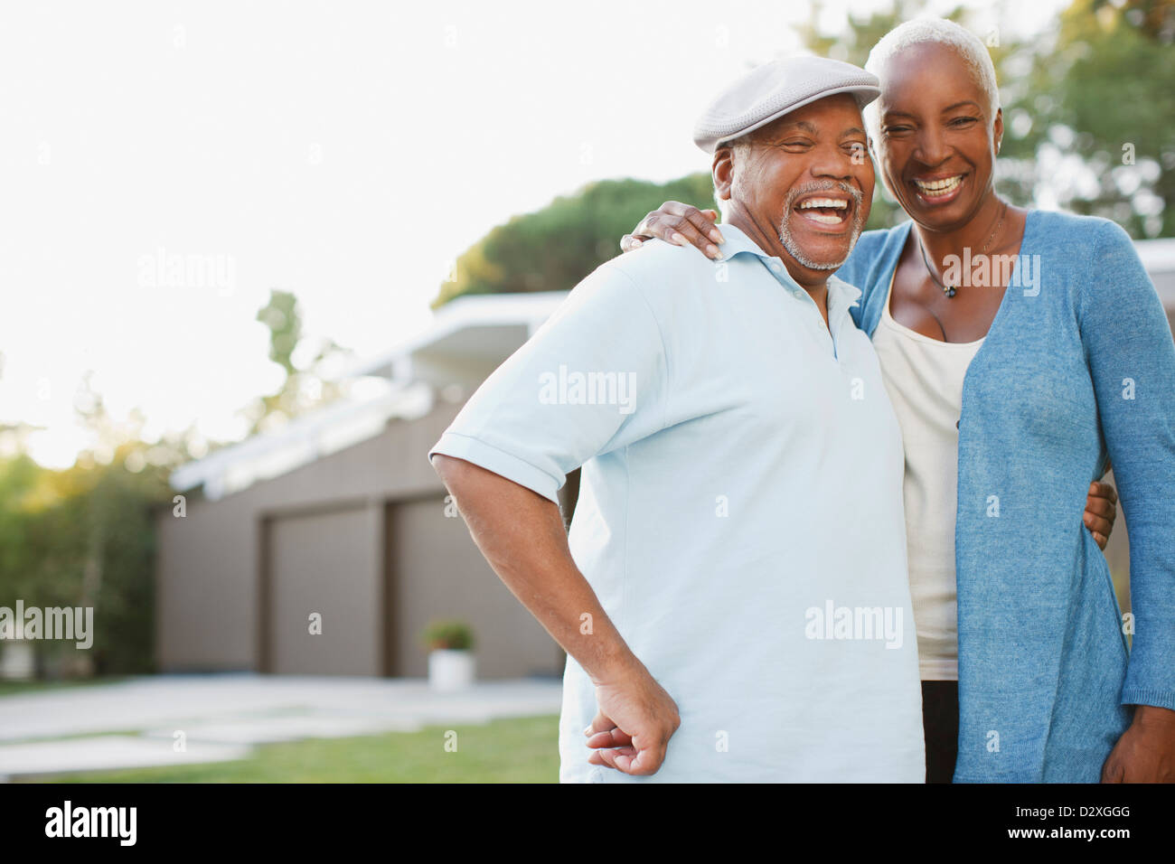 Vieux couple laughing together outdoors Banque D'Images