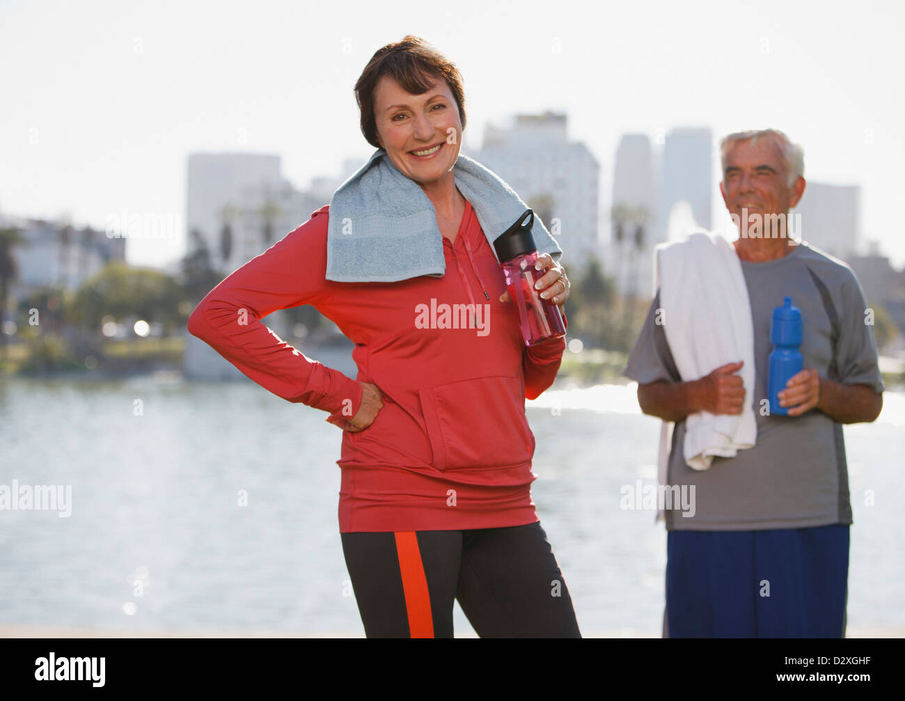 Vieux couple lors de l'entraînement de l'eau potable Banque D'Images