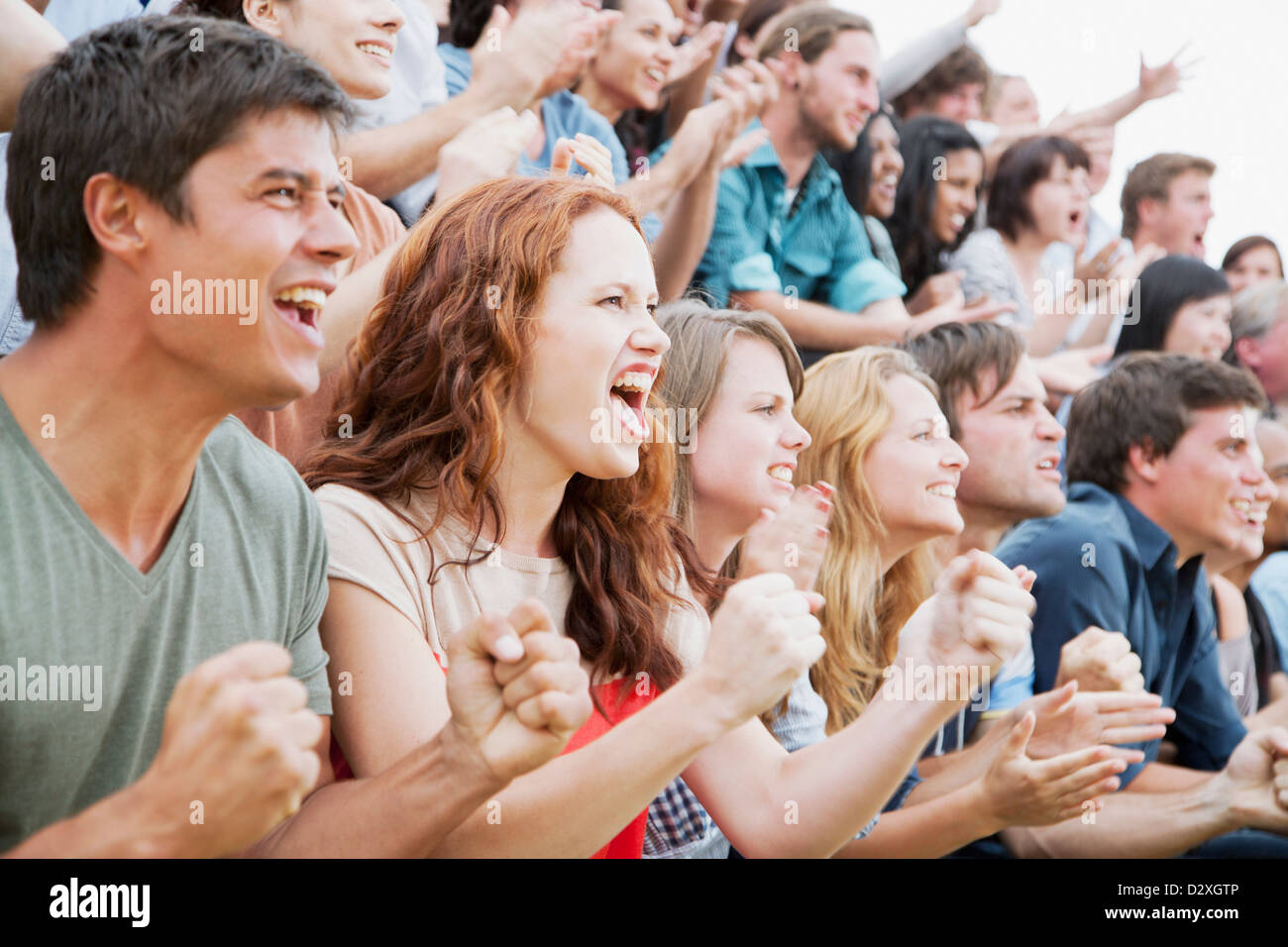 Acclamations des fans dans la foule Banque D'Images