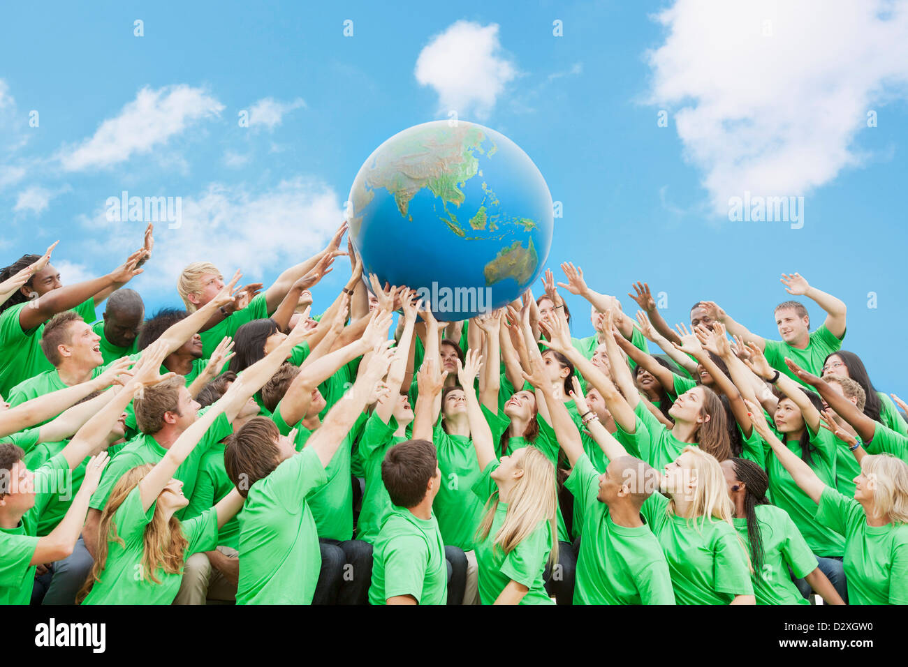 Dans l'équipe T-shirts verts frais généraux globe de levage Banque D'Images