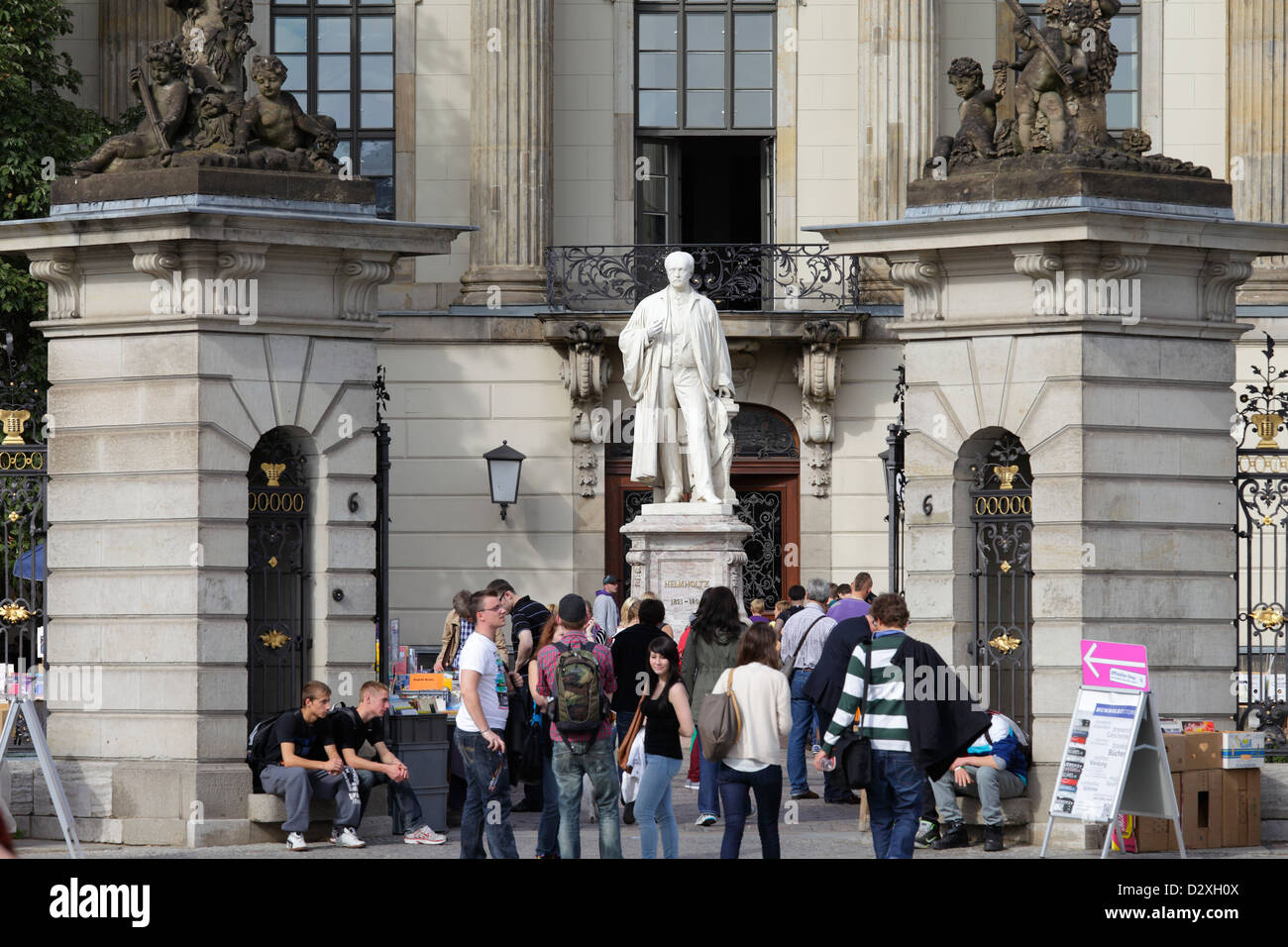 Berlin, Allemagne, les étudiants universitaires à l'extérieur de l'entrée principale de l'Humboldt Banque D'Images