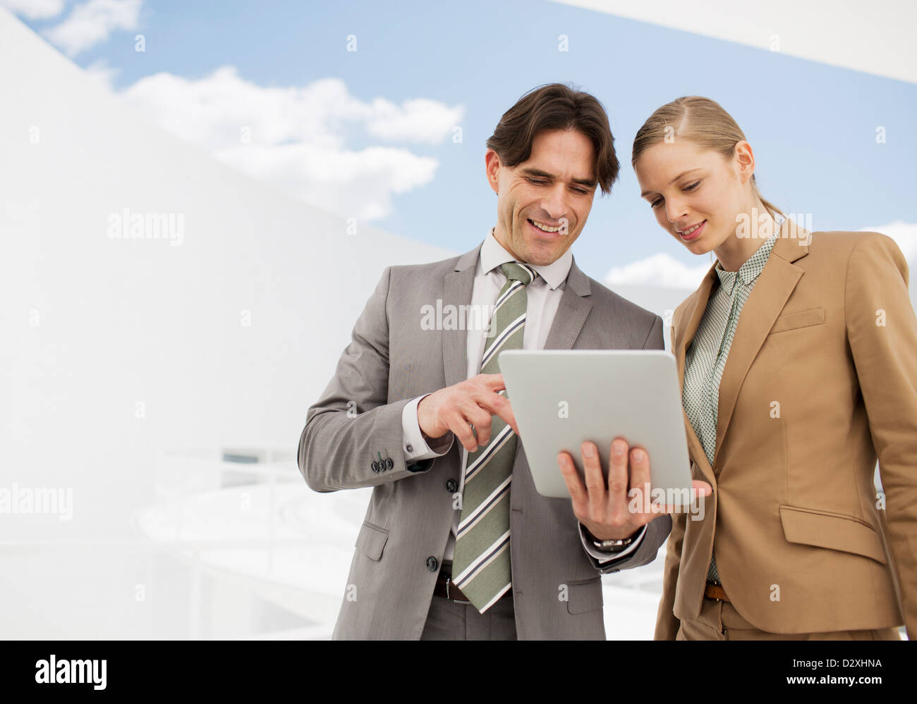 Businessman and businesswoman using digital tablet Banque D'Images