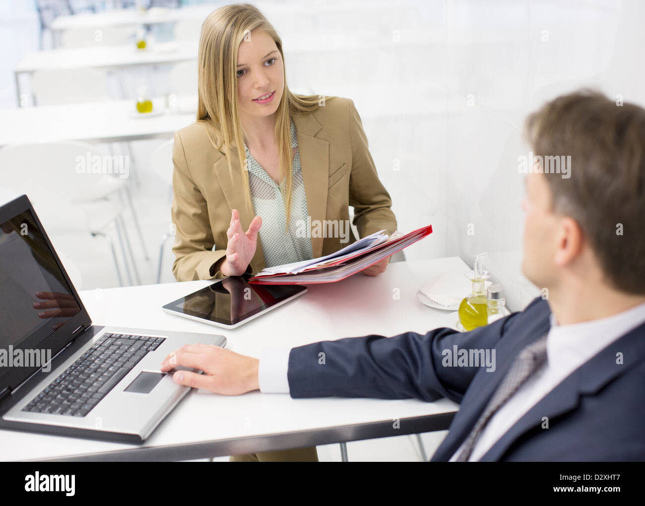 Businessman and businesswoman discussing paperwork Banque D'Images