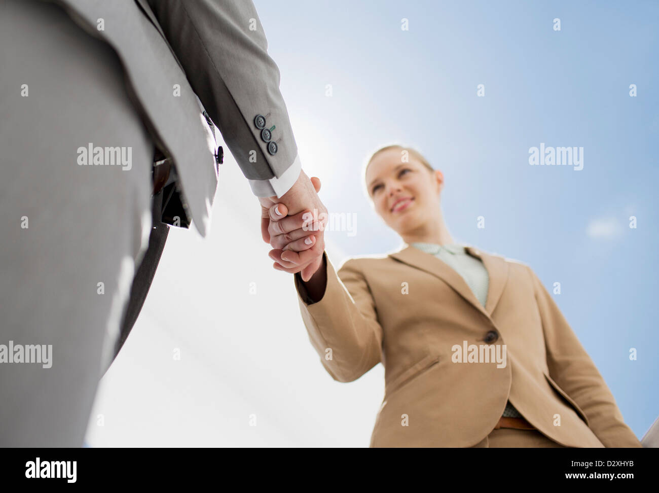 Smiling businesswoman shaking woman's hand Banque D'Images