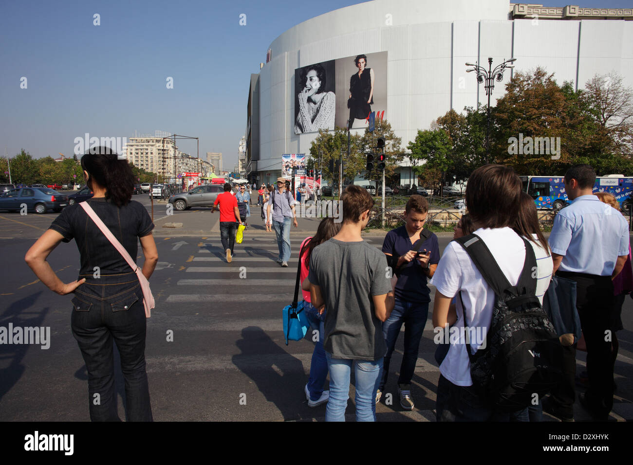 Bucarest, Roumanie, de passants devant le Centre Commercial Unirea Banque D'Images