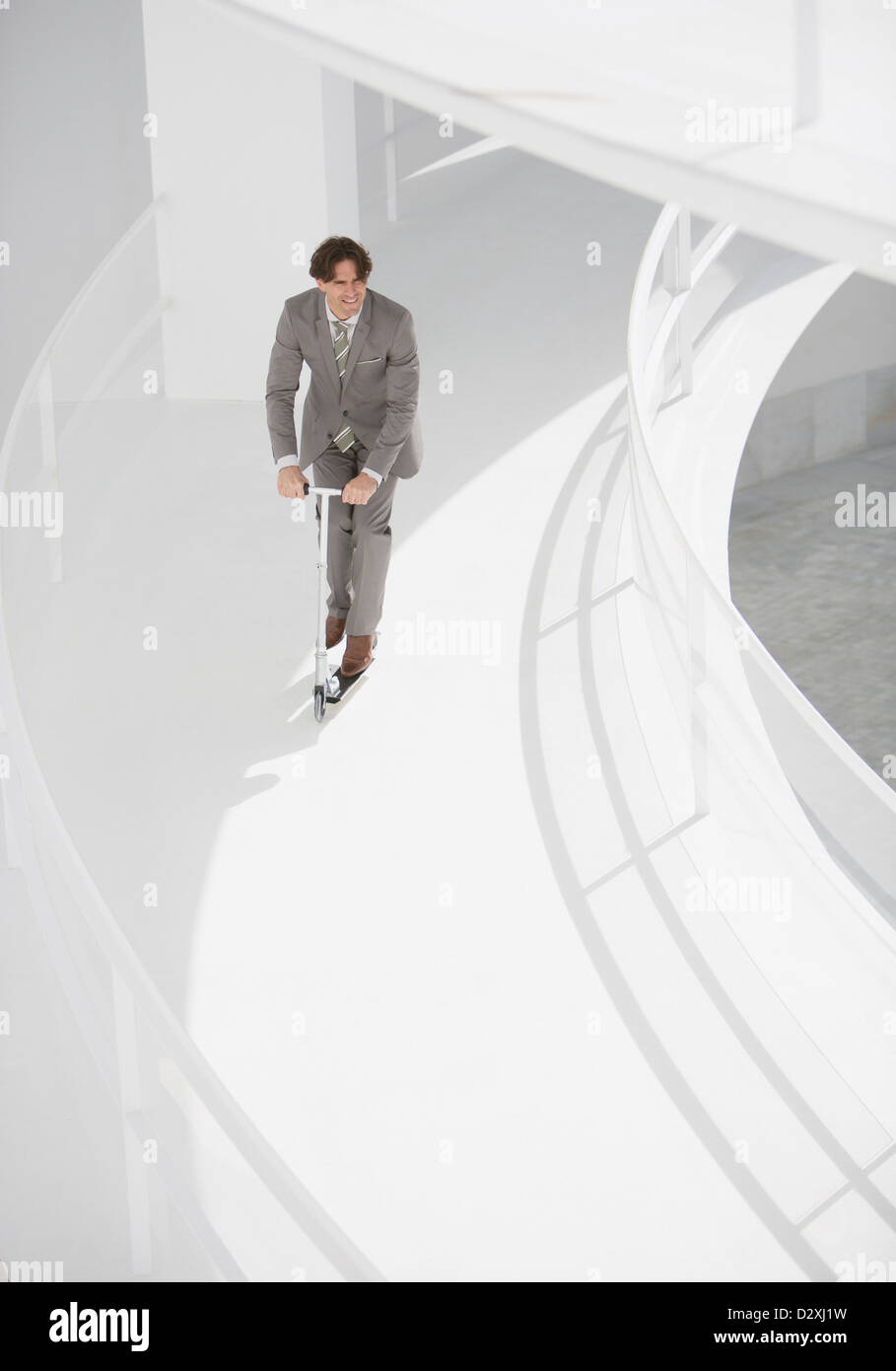 Businessman riding scooter passerelle surélevée vers le bas Banque D'Images