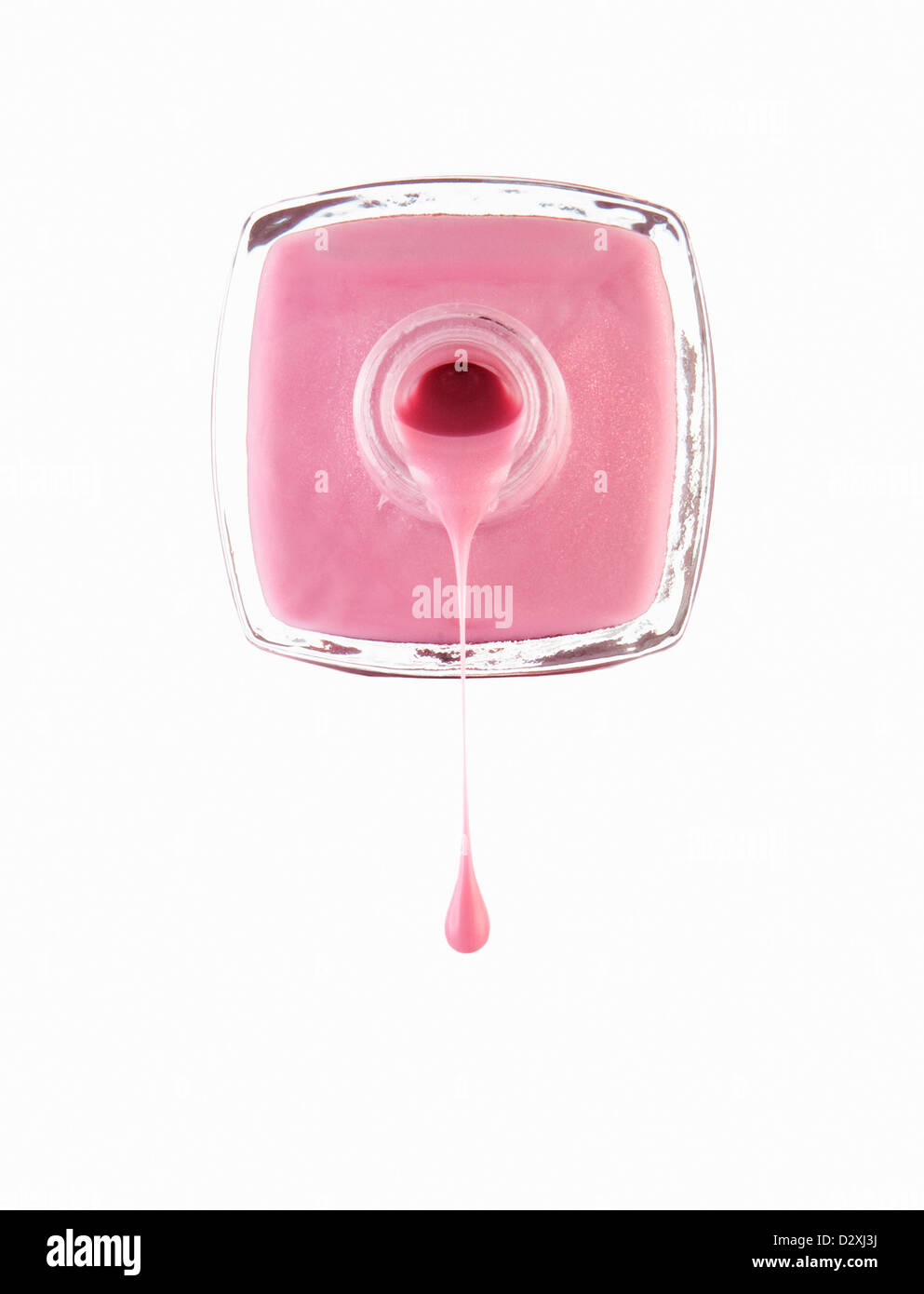 Close up of pink vernis à ongles s'égouttant de bouteille Banque D'Images