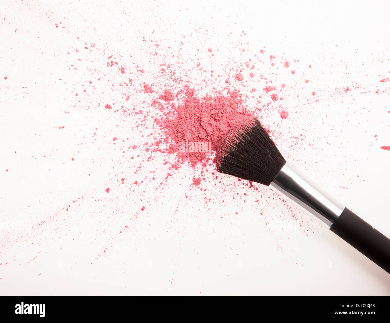 Pinceau à maquillage et rose poudre blush splatter Banque D'Images