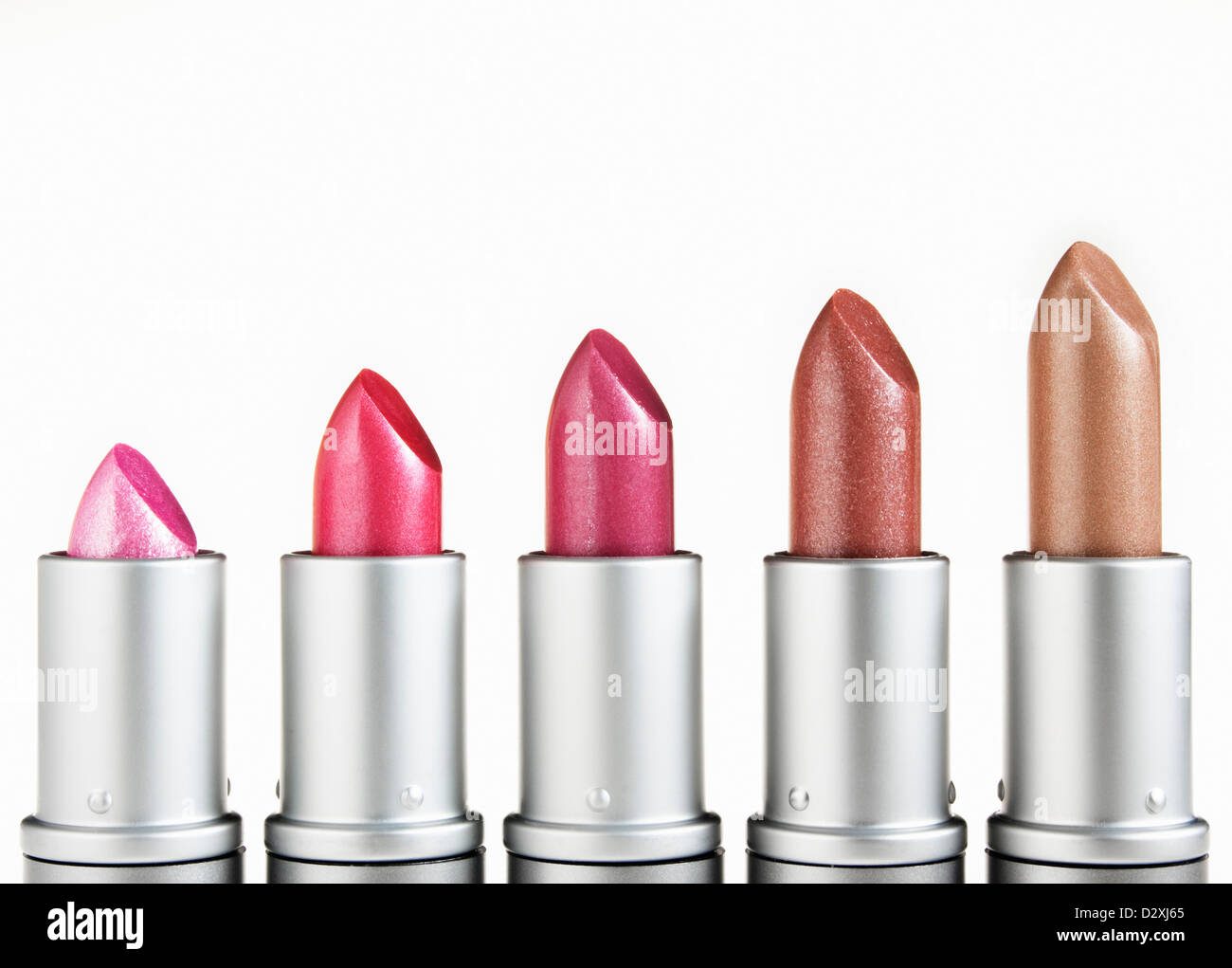 Close up de l'ordre croissant, multicolor lipsticks in a row Banque D'Images