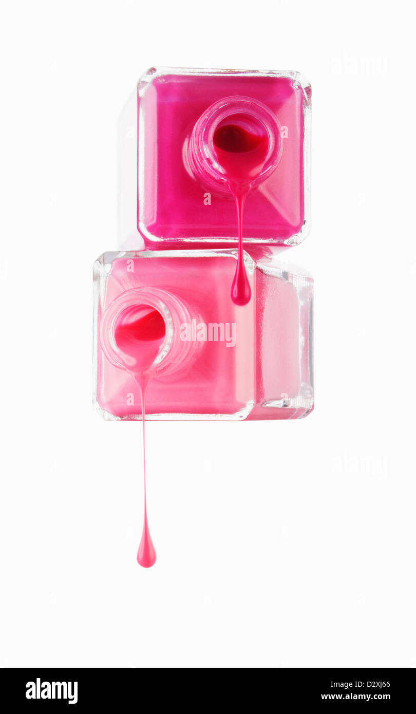 Close up of pink vernis à ongles s'égouttant de bouteilles Banque D'Images