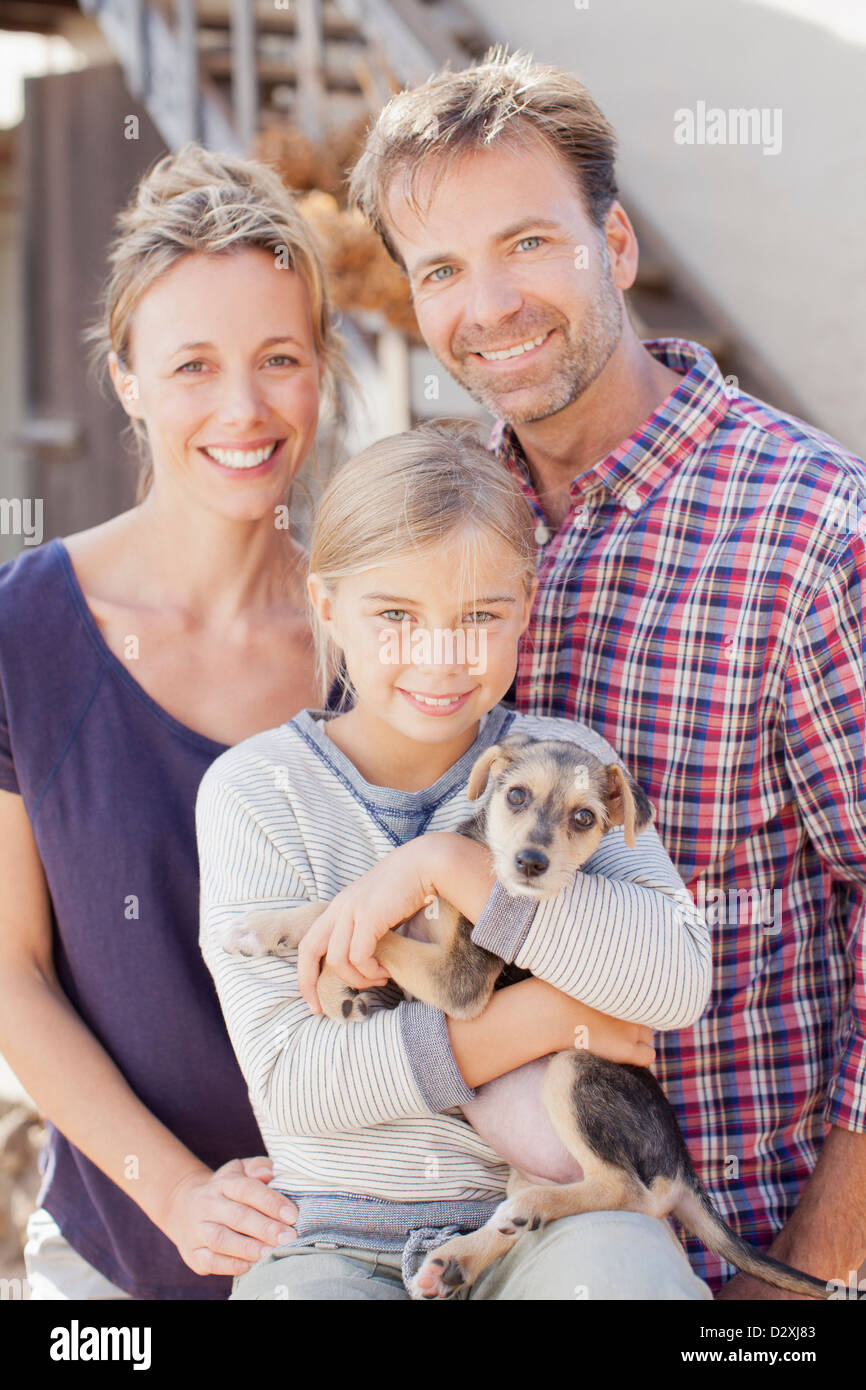 Portrait of smiling family holding puppy Banque D'Images