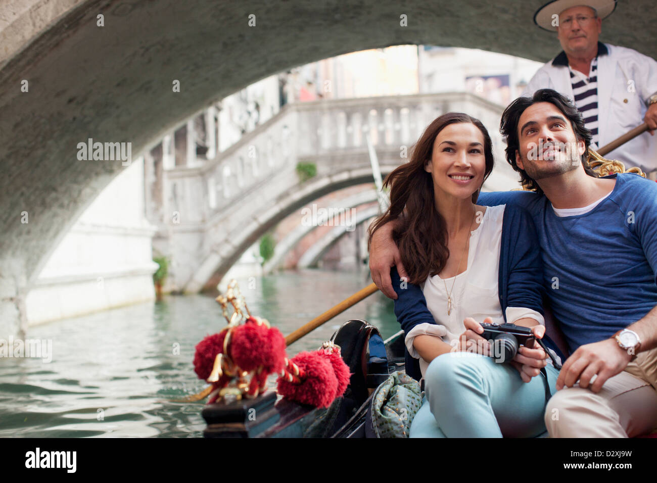 Smiling couple riding en gondole à Venise Banque D'Images