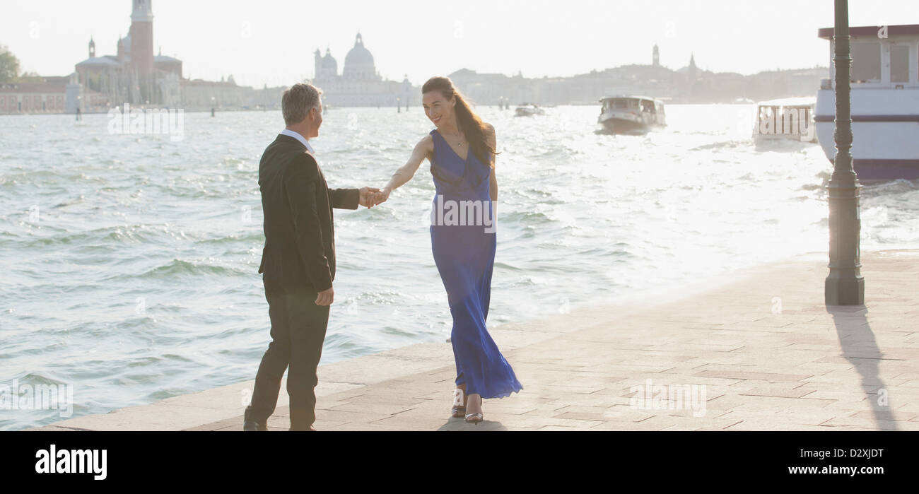 Bien-habillé l'homme et de la femme au bord de l'eau à Venise Banque D'Images