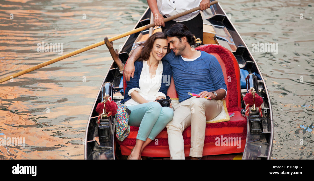 Smiling couple riding en gondole à Venise Banque D'Images