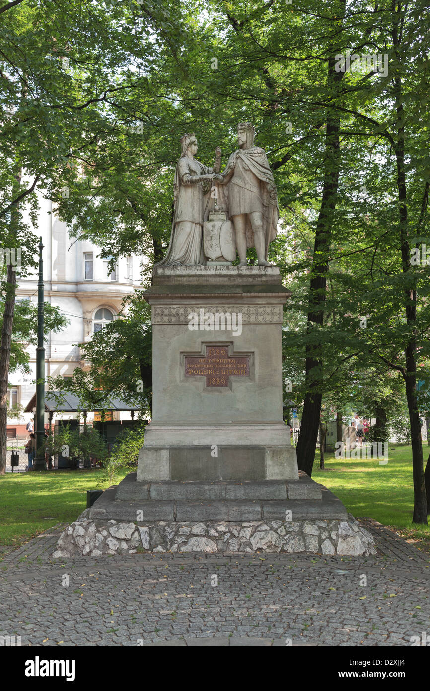 Statue de la Reine Jadwiga et Roi Wladyslaw à Cracovie pour commémorer le cinquième centenaire de l'union entre la Pologne et Lithuani Banque D'Images