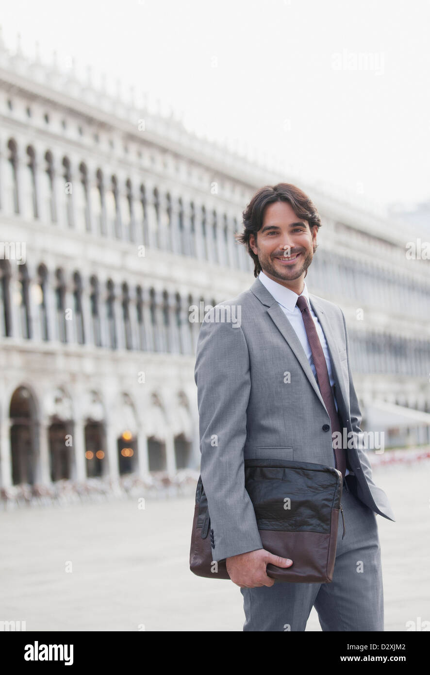 Portrait of smiling businessman in la place Saint Marc à Venise Banque D'Images