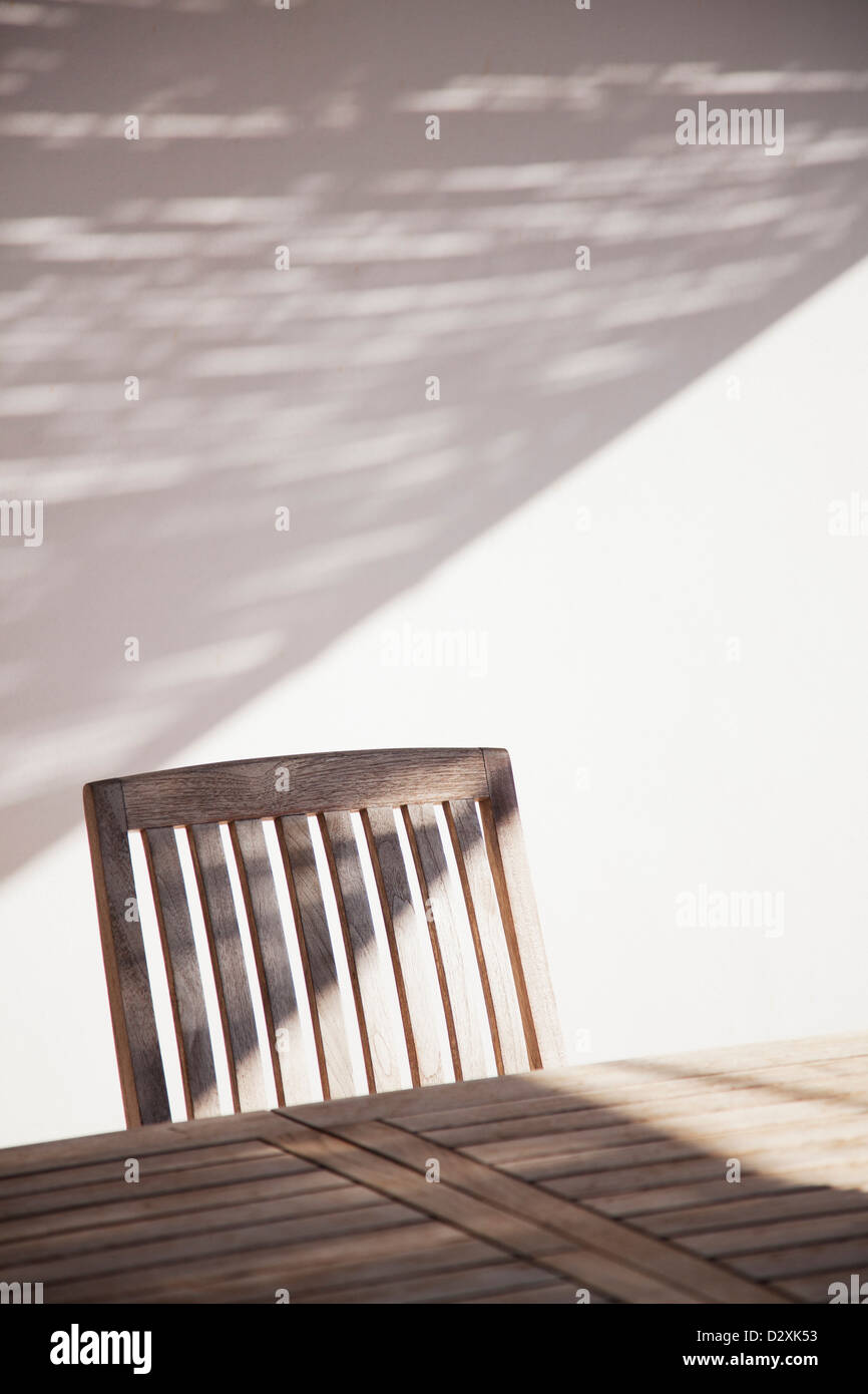 Table en bois et une chaise dans la lumière du soleil Banque D'Images