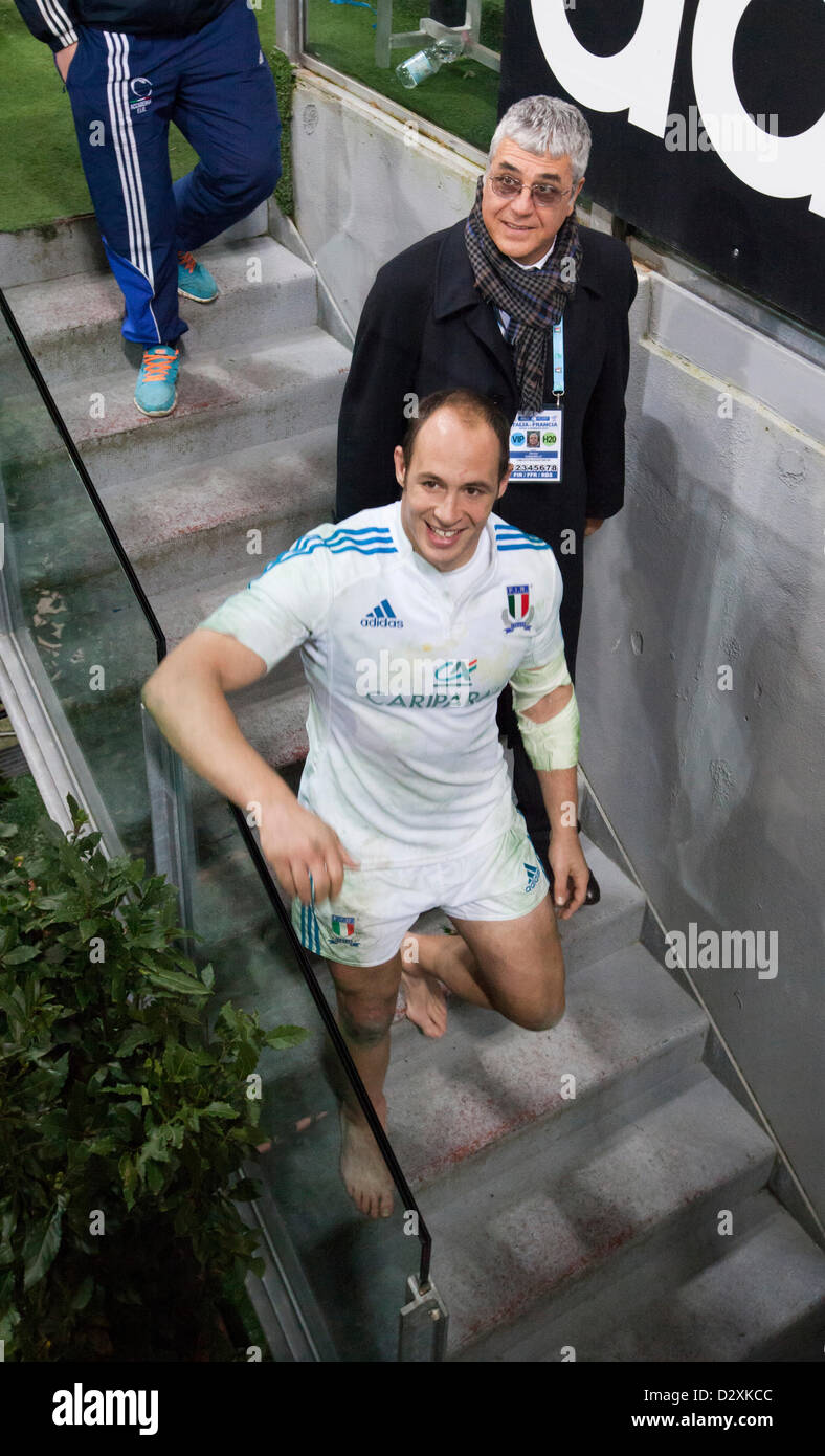 Six Nations de rugby. L'Italie contre la France. Un capitaine italien Sergio Parisse, pieds nus de quitter le terrain après l'Italie 23 Banque D'Images