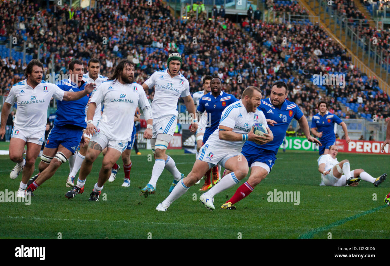 Le 3 février 2013. Rome, Italie. Six Nations de rugby. L'Italie contre la France. Leonardo Ghiraldini évite le Français Nicolas prop Mas dans les Six Nations match entre l'Italie et la France. Banque D'Images