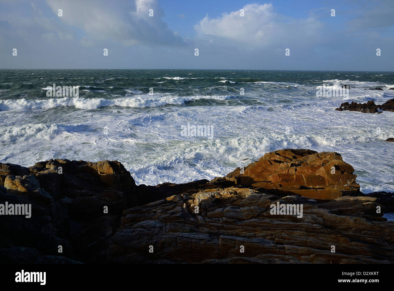 Forte houle sur la pointe de Beg en AUD, côte sauvage de la presqu'île de Quiberon, près de Portivy (Bretagne, France). Banque D'Images